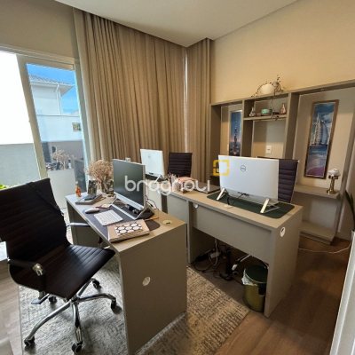 Casa com 278m², 5 quartos (sendo 2 suítes), 4 garagens, no bairro Campeche em Florianópolis