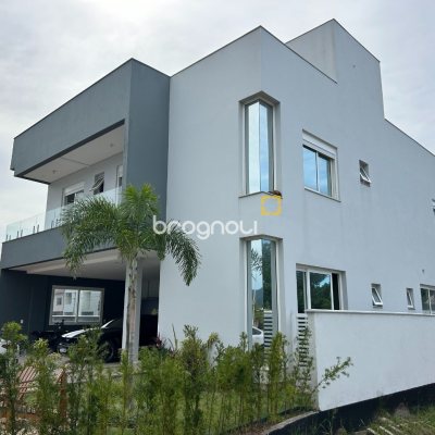 Casa com 278m², 5 quartos (sendo 2 suítes), 4 garagens, no bairro Campeche em Florianópolis
