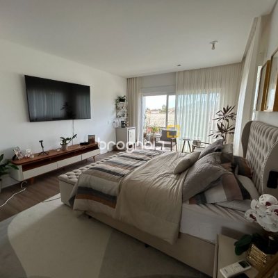 Casa com 278m², 5 quartos (sendo 2 suítes), 4 garagens, no bairro Campeche em Florianópolis