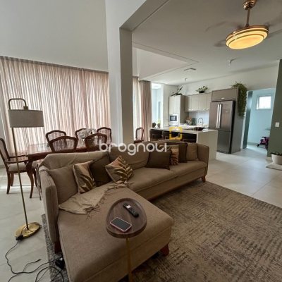 Casa com 278m², 5 quartos (sendo 2 suítes), 4 garagens, no bairro Campeche em Florianópolis