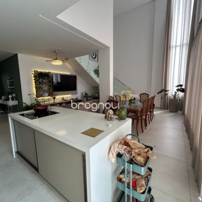 Casa com 278m², 5 quartos (sendo 2 suítes), 4 garagens, no bairro Campeche em Florianópolis