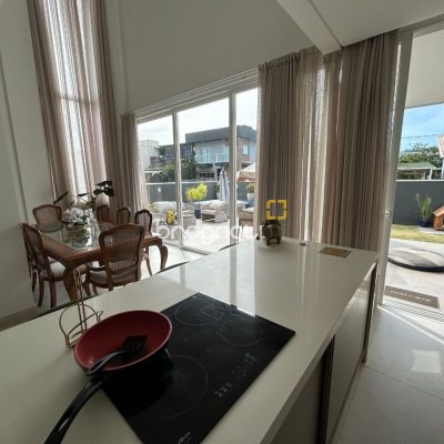 Casa com 278m², 5 quartos (sendo 2 suítes), 4 garagens, no bairro Campeche em Florianópolis
