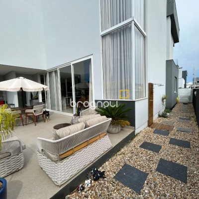Casa com 278m², 5 quartos (sendo 2 suítes), 4 garagens, no bairro Campeche em Florianópolis
