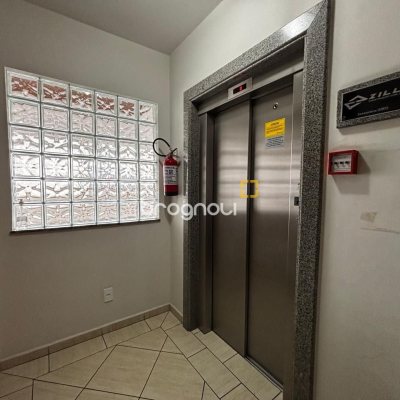 Apartamento com 85m², 3 quartos (sendo 1 suíte), 2 garagens, no bairro Coqueiros em Florianópolis