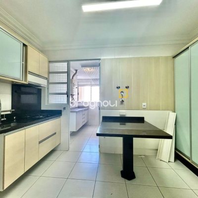 Apartamento com 131m², 3 quartos (sendo 2 suítes), 1 garagem, no bairro Campinas em São José