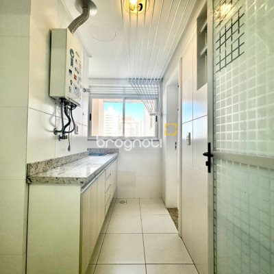 Apartamento com 131m², 3 quartos (sendo 2 suítes), 1 garagem, no bairro Campinas em São José