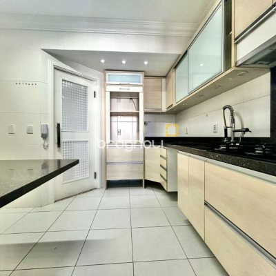 Apartamento com 131m², 3 quartos (sendo 2 suítes), 1 garagem, no bairro Campinas em São José