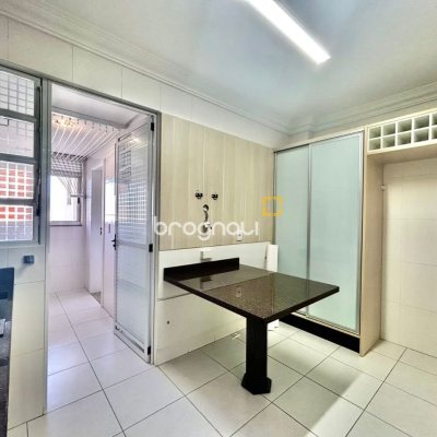 Apartamento com 131m², 3 quartos (sendo 2 suítes), 1 garagem, no bairro Campinas em São José