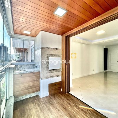 Apartamento com 131m², 3 quartos (sendo 2 suítes), 1 garagem, no bairro Campinas em São José