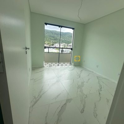 Casa com 102m², 3 quartos (sendo 2 suítes), 2 garagens, no bairro Forquilhas em São José
