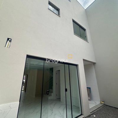 Casa com 102m², 3 quartos (sendo 2 suítes), 2 garagens, no bairro Forquilhas em São José