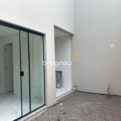 Casa com 102m², 3 quartos (sendo 2 suítes), 2 garagens, no bairro Forquilhas em São José