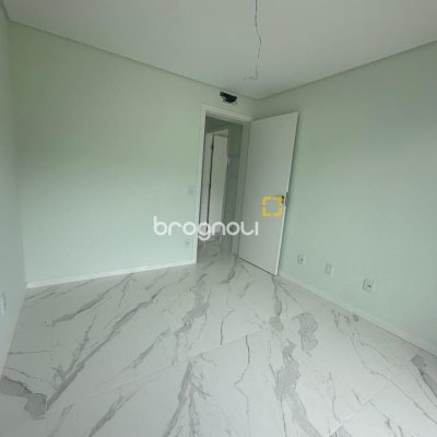 Casa com 102m², 3 quartos (sendo 2 suítes), 2 garagens, no bairro Forquilhas em São José