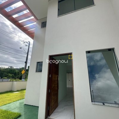 Casa com 113m², 3 quartos (sendo 2 suítes), 2 garagens, no bairro Forquilhas em São José