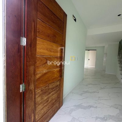 Casa com 113m², 3 quartos (sendo 2 suítes), 2 garagens, no bairro Forquilhas em São José