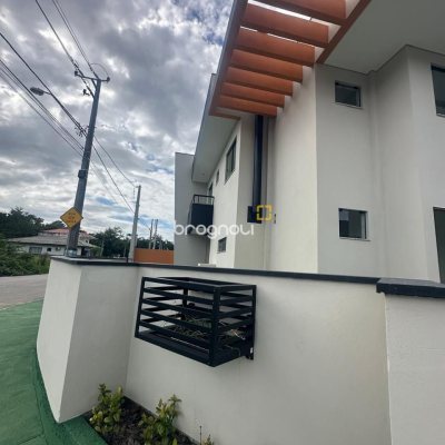 Casa com 113m², 3 quartos (sendo 2 suítes), 2 garagens, no bairro Forquilhas em São José