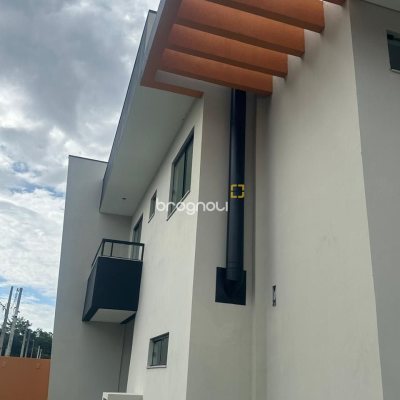 Casa com 113m², 3 quartos (sendo 2 suítes), 2 garagens, no bairro Forquilhas em São José