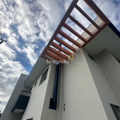 Casa com 113m², 3 quartos (sendo 2 suítes), 2 garagens, no bairro Forquilhas em São José