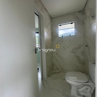 Casa com 113m², 3 quartos (sendo 2 suítes), 2 garagens, no bairro Forquilhas em São José