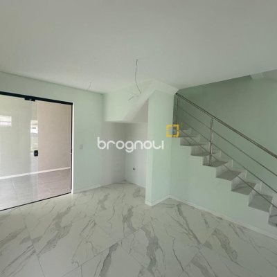 Casa com 113m², 3 quartos (sendo 2 suítes), 2 garagens, no bairro Forquilhas em São José