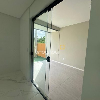 Casa com 113m², 3 quartos (sendo 2 suítes), 2 garagens, no bairro Forquilhas em São José