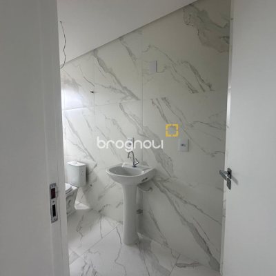 Casa com 145m², 3 quartos (sendo 2 suítes), 2 garagens, no bairro Forquilhas em São José