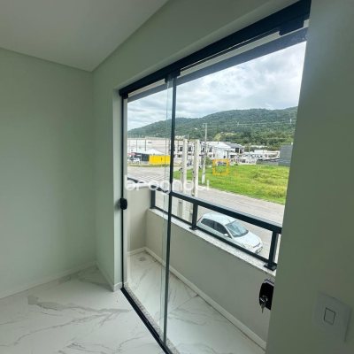 Casa com 145m², 3 quartos (sendo 2 suítes), 2 garagens, no bairro Forquilhas em São José