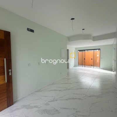 Casa com 145m², 3 quartos (sendo 2 suítes), 2 garagens, no bairro Forquilhas em São José