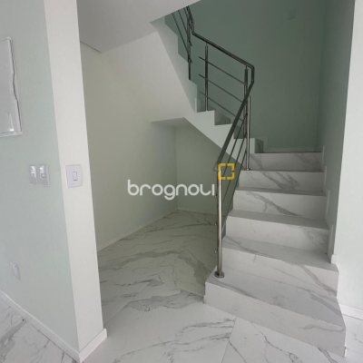 Casa com 145m², 3 quartos (sendo 2 suítes), 2 garagens, no bairro Forquilhas em São José