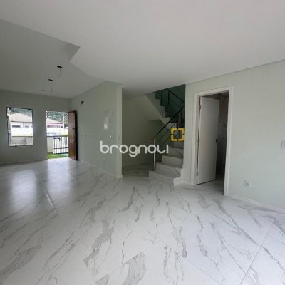 Casa com 145m², 3 quartos (sendo 2 suítes), 2 garagens, no bairro Forquilhas em São José