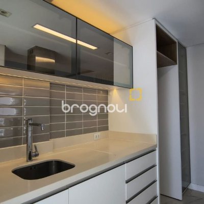Apartamento com 81m², 2 quartos (sendo 1 suíte), 1 garagem, no bairro Coqueiros em Florianópolis