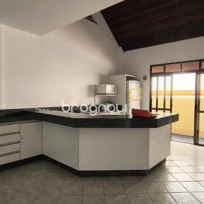 Apartamento com 81m², 2 quartos (sendo 1 suíte), 1 garagem, no bairro Coqueiros em Florianópolis