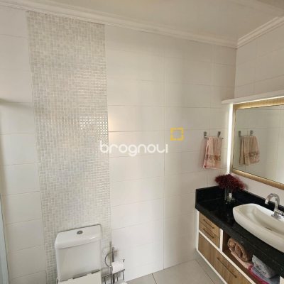 Casa com 220m², 4 quartos (sendo 1 suíte), 3 garagens, no bairro Bom Abrigo em Florianópolis