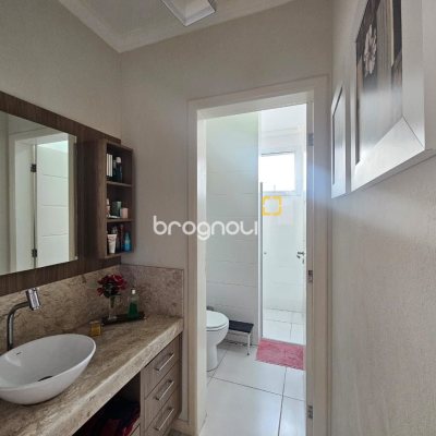 Casa com 220m², 4 quartos (sendo 1 suíte), 3 garagens, no bairro Bom Abrigo em Florianópolis