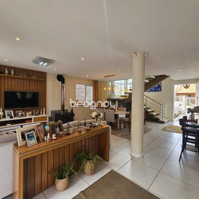 Casa com 220m², 4 quartos (sendo 1 suíte), 3 garagens, no bairro Bom Abrigo em Florianópolis