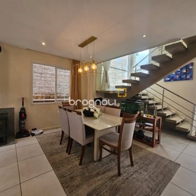 Casa com 220m², 4 quartos (sendo 1 suíte), 3 garagens, no bairro Bom Abrigo em Florianópolis