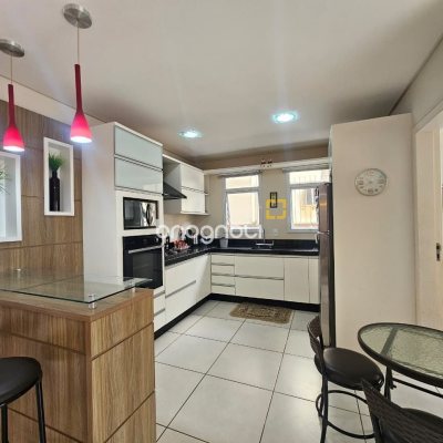 Casa com 220m², 4 quartos (sendo 1 suíte), 3 garagens, no bairro Bom Abrigo em Florianópolis