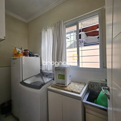 Casa com 220m², 4 quartos (sendo 1 suíte), 3 garagens, no bairro Bom Abrigo em Florianópolis