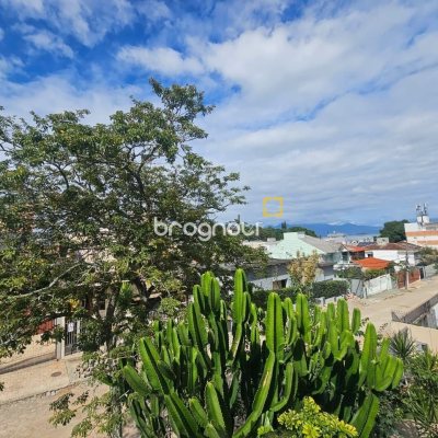 Casa com 220m², 4 quartos (sendo 1 suíte), 3 garagens, no bairro Bom Abrigo em Florianópolis