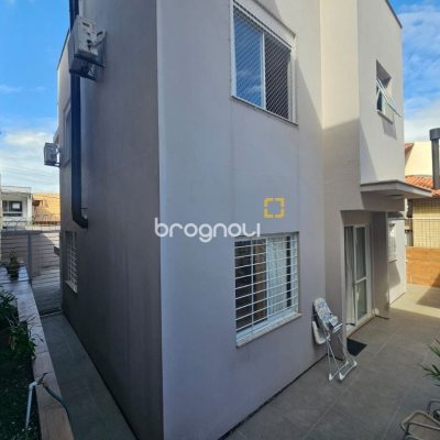 Casa com 220m², 4 quartos (sendo 1 suíte), 3 garagens, no bairro Bom Abrigo em Florianópolis