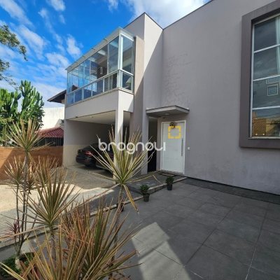 Casa com 220m², 4 quartos (sendo 1 suíte), 3 garagens, no bairro Bom Abrigo em Florianópolis