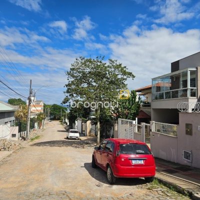 Casa com 220m², 4 quartos (sendo 1 suíte), 3 garagens, no bairro Bom Abrigo em Florianópolis