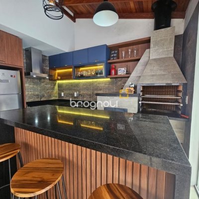 Casa com 220m², 4 quartos (sendo 1 suíte), 3 garagens, no bairro Bom Abrigo em Florianópolis