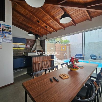 Casa com 220m², 4 quartos (sendo 1 suíte), 3 garagens, no bairro Bom Abrigo em Florianópolis