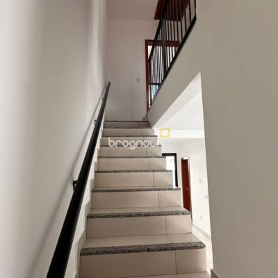 Casa com 105m², 3 quartos (sendo 2 suítes), 1 garagem, no bairro Serraria em São José