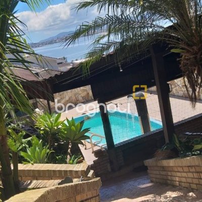 Casa com 378m², 4 quartos (sendo 4 suítes), 3 garagens, no bairro Ponta de Baixo em São José