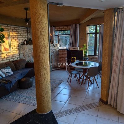 Casa com 378m², 4 quartos (sendo 4 suítes), 3 garagens, no bairro Ponta de Baixo em São José