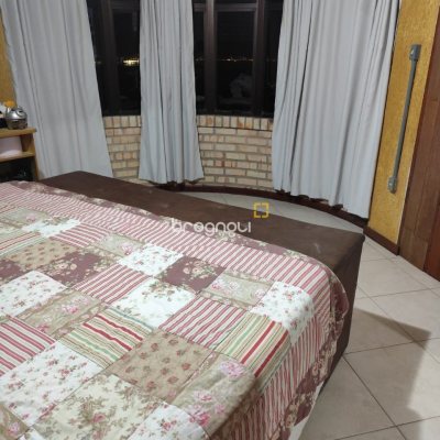Casa com 378m², 4 quartos (sendo 4 suítes), 3 garagens, no bairro Ponta de Baixo em São José