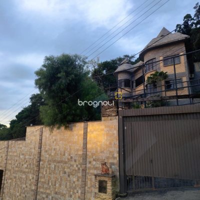 Casa com 378m², 4 quartos (sendo 4 suítes), 3 garagens, no bairro Ponta de Baixo em São José