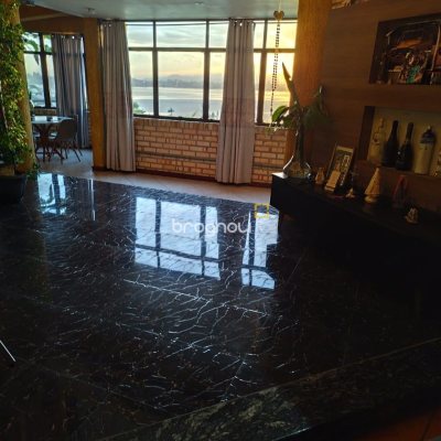 Casa com 378m², 4 quartos (sendo 4 suítes), 3 garagens, no bairro Ponta de Baixo em São José